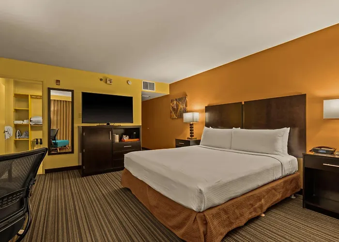 Best Western The Plaza Hotel Honolulu Airport - Free Breakfast