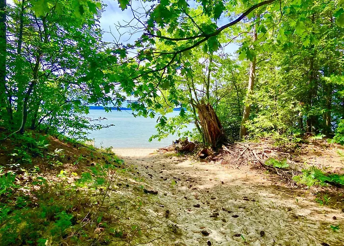 Elk Rapids Lakeshore Inn