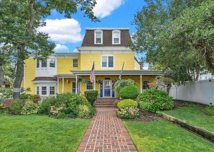 Gorgeous Historic Victorian With 8 Bedroom/4 Baths