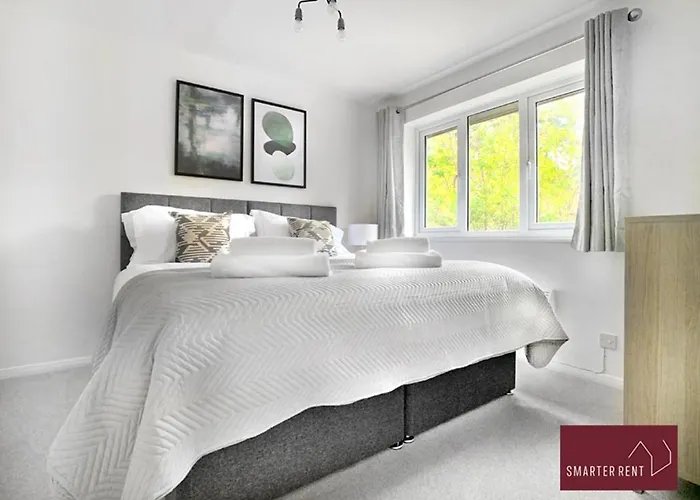 Bracknell - 1 Bedroom House - With Parking