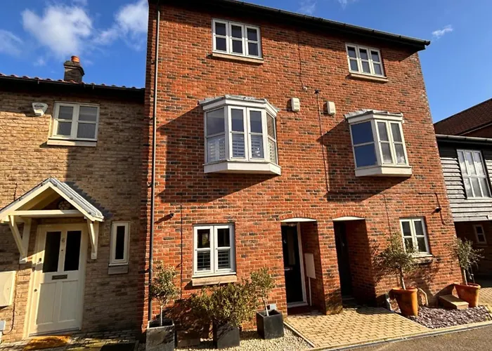 Stylish 3 Bedroom Townhouse For 5 Guests, Set In The Medieval Grid With Off Street Parking