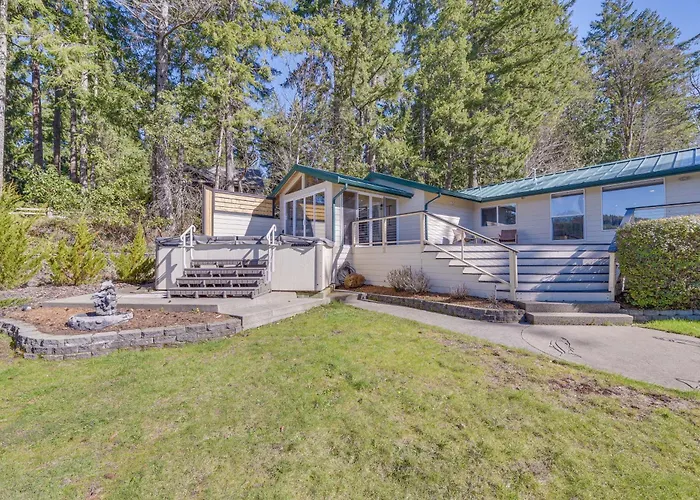 Waterfront Washington Getaway W/ Hot Tub & Deck!
