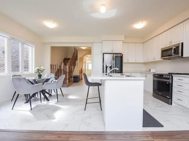 Stylish Home In Waterdown