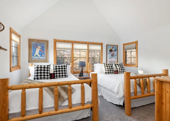 The Lodge, 'North Woods' Style, Boutique Galena Getaway!