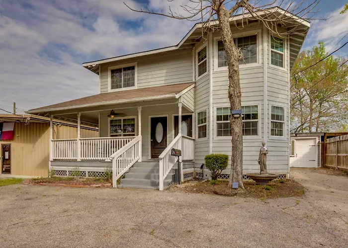 < 1 Mi To Downtown Conroe: Charming Apartment
