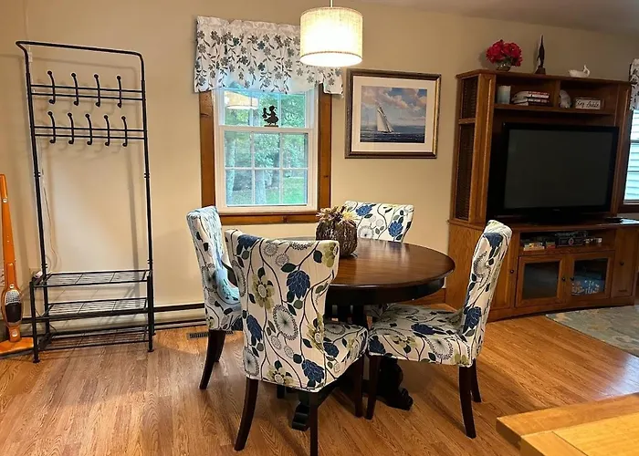 Cozy Bungalow Just Minutes From Mystic, Westerly Beaches, Boating And Casinos! Bungalow