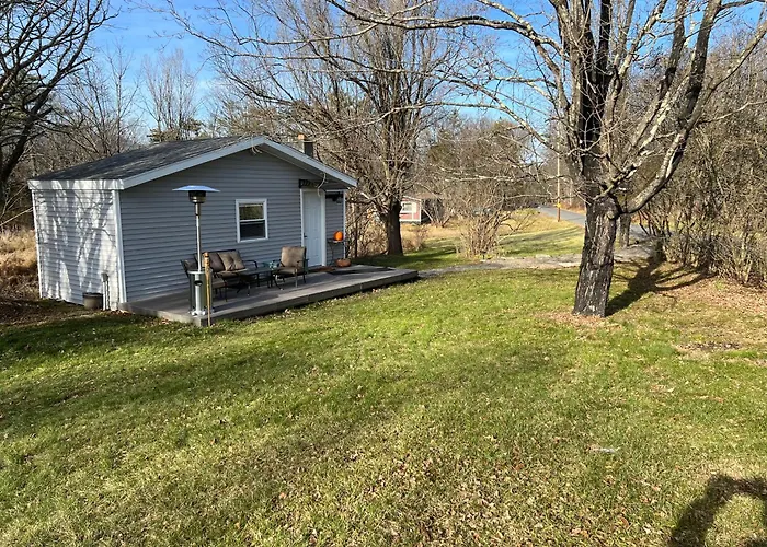 Country Cottage With Large Yard, Fire Pit & Nature Views
