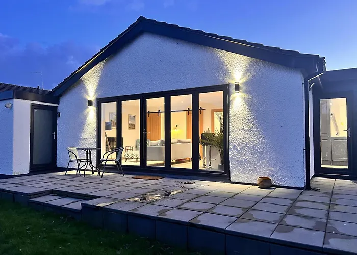 Stylish Dog Friendly Coastal Bungalow With Garden