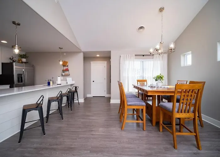 Charming Condo In Bettendorf