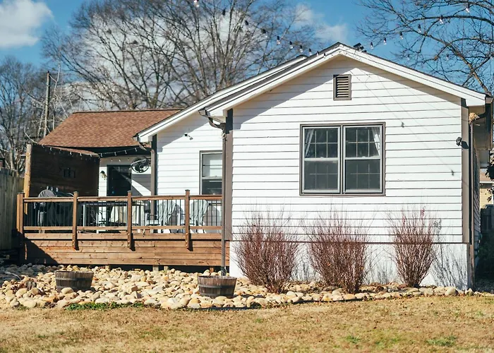 Cozy Family-Friendly Home W/ Fenced-In Backyard