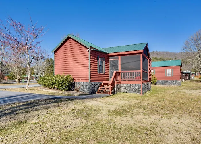 Cozy Dillard Cabin W/ Mountain Views & Pool Access