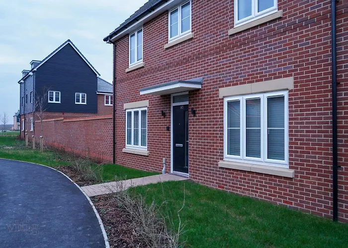 A1M Hampton Height New Entire 4Bed House Pe7 8Sn
