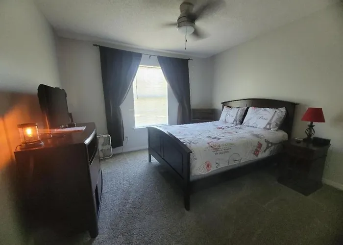 Bedroom Four Minutes From Beach