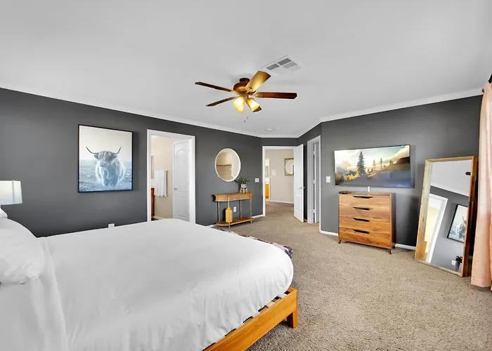 Seven Palms Stylish Home With Pool, Hot Tub,& Movie Room