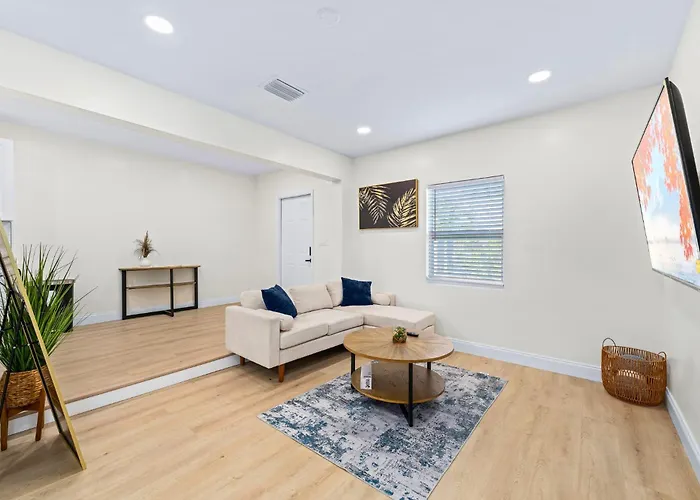 Recently Remodeled + Mins From Beach And Downtown