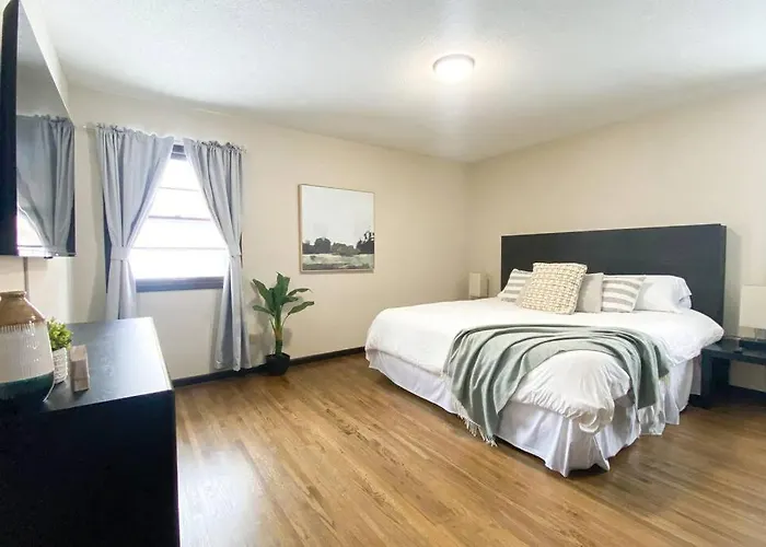 King Beds, Sleeps 11, *Entertainment Included!*