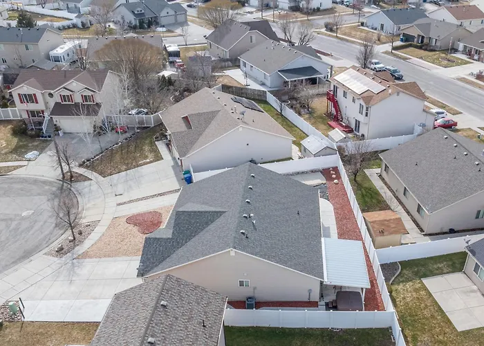 Fully Stocked Home With Hot Tub And Private Yard