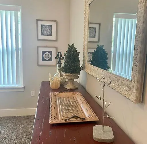Main Floor 2 Bedroom Condo In Bettendorf