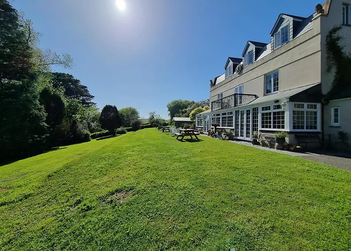 Two Bedroom Lodge & Hotel Rooms In The Country - Restaurant Bar Onsite