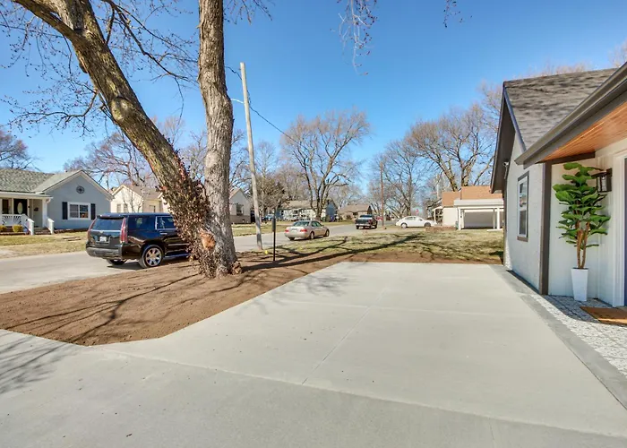 Remote Work Retreat: 3Br W/ Workspace Near Kc!