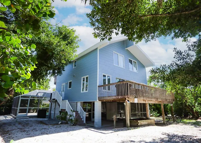 Beautifully Updated, 4 Bedroom Pool Home, 50 Yards To The Beach!! Captiva Escapade