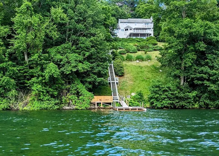Candlewood Lake -Family Getaway, Lakefront 3775 Sqft Home