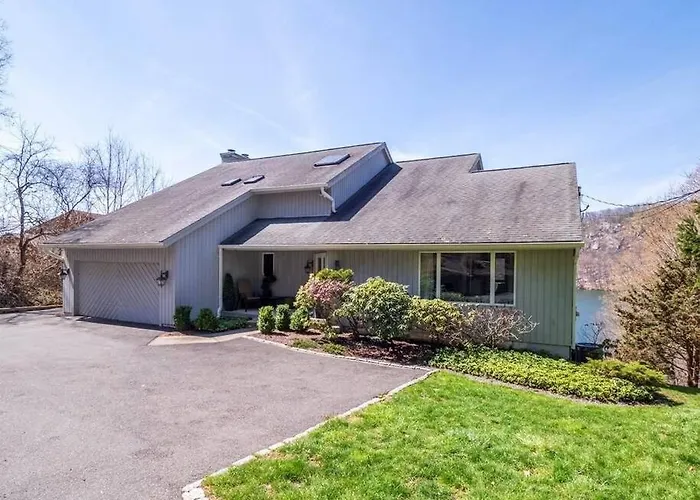 Candlewood Lake -Family Getaway, Lakefront 3775 Sqft Home