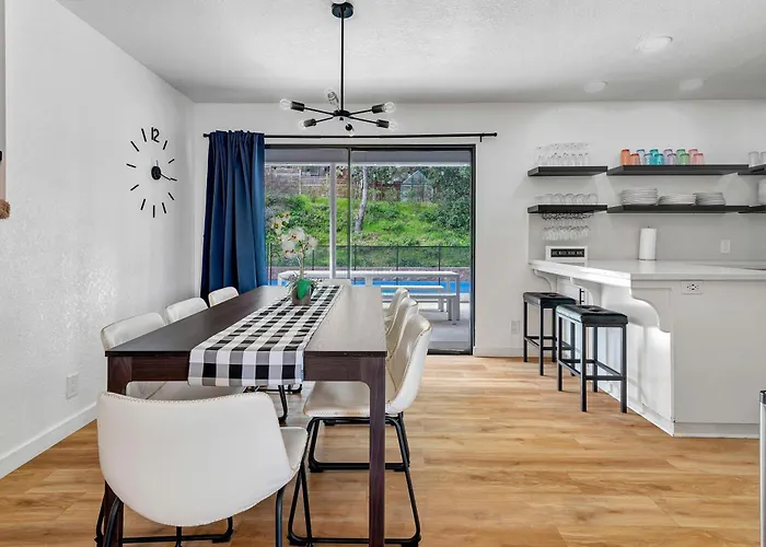 Modern Family Home W/Pool And Hot Tub
