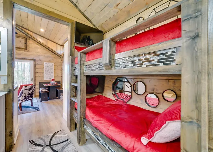Pet-Friendly Broken Bow Cabin: Hot Tub & Fireplace