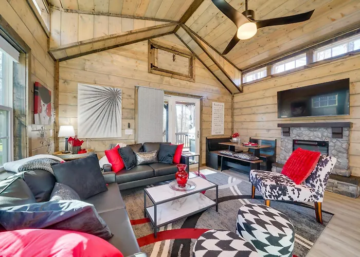 Pet-Friendly Broken Bow Cabin: Hot Tub & Fireplace