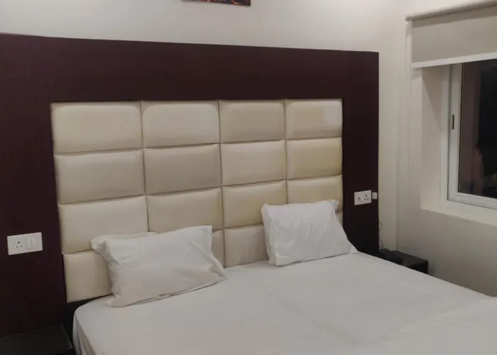 Tira Cafe & Hotel