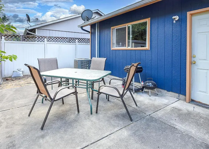 Teak- A North Albany Family Home