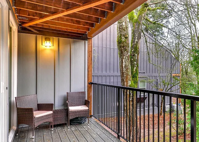 Lake Oswego Condo W/ Balcony, 3 Mi To The Water!
