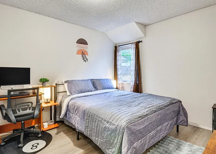 Lake Oswego Condo W/ Balcony, 3 Mi To The Water!