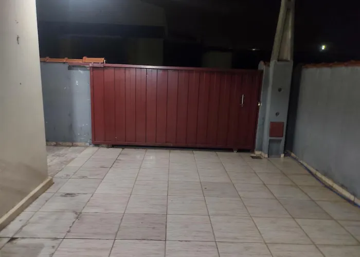 Quarto Confortavel Com Garagem