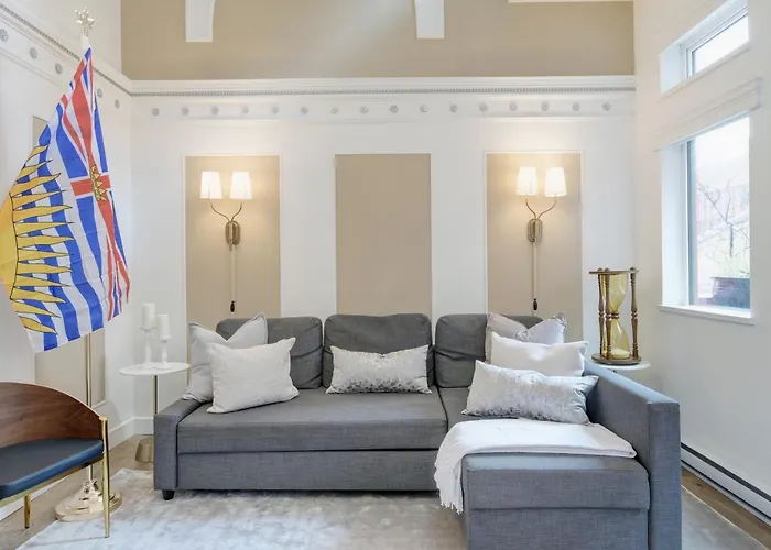 Victoria'S Parliamentary Suite With Private Rooftop Patio & Harbour View