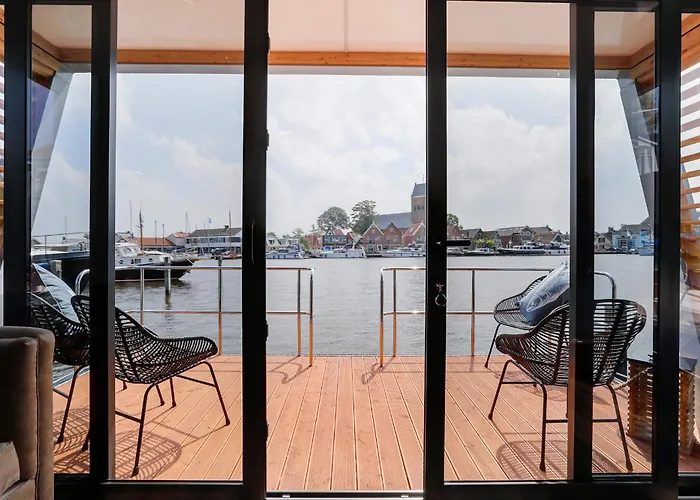Luxe Houseboat Smuk