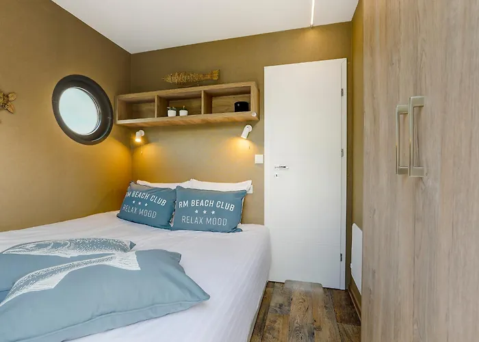 Luxe Houseboat Smuk