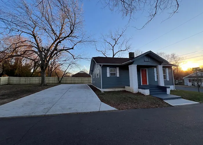 Mid Century 1/4 Mile To Downtown Main Street - Breweries, Coffee, Dining, Shops