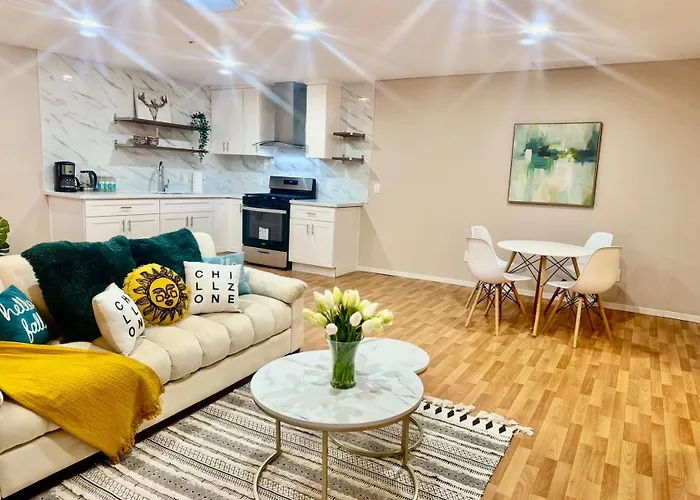 Chic Home With Expansive Backyard- Duplex Back Unit2