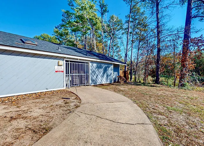 3 Mi To Downtown Conroe: Updated Townhome W/ Yard