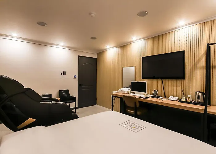Hotel The City