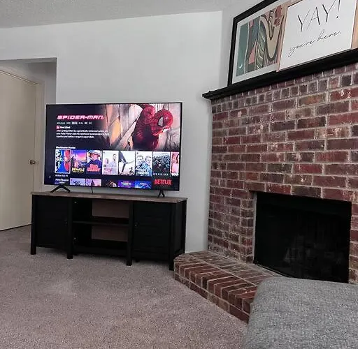 Cozy 3 Bedroom House With Beautiful Fireplace