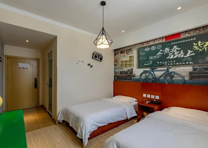 Happy Dragon Alley Hotel: City Center Charm with Free Coffee & Tourist Services