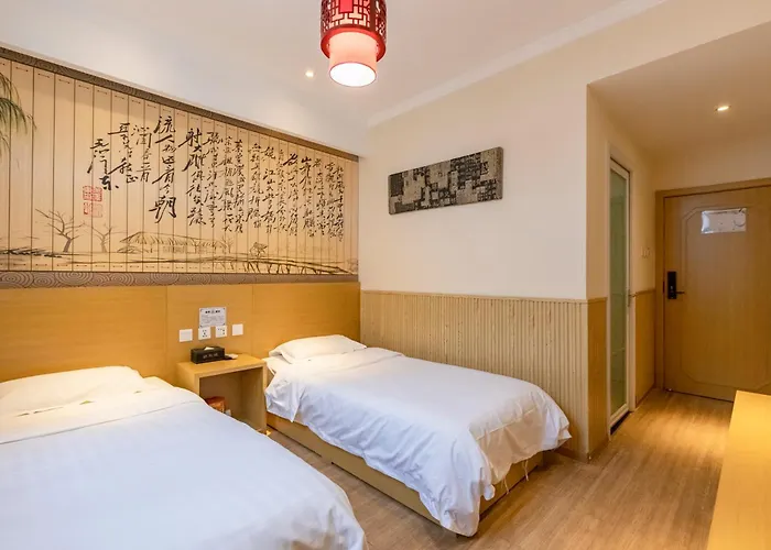 Happy Dragon Alley Hotel: City Center Charm with Free Coffee & Tourist Services