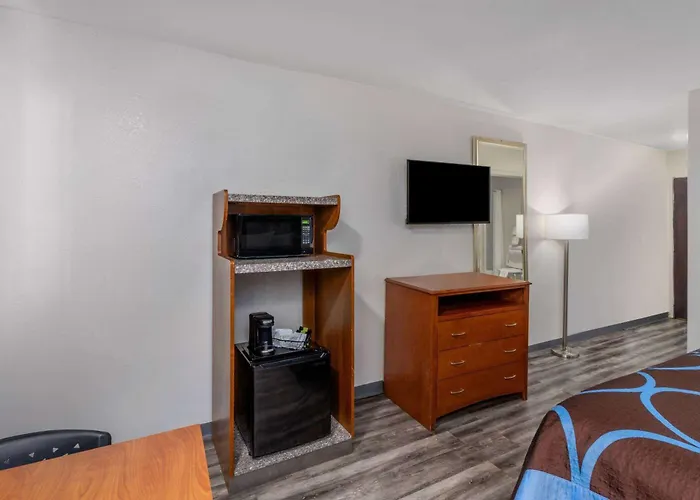 Super 8 By Wyndham Clayton