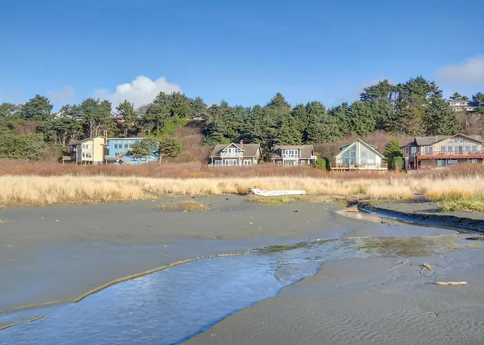 Oceanfront Moclips Escape W/ Deck & Beach Access!