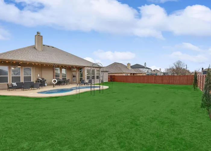 5-Bed 2-Bath With Pool & Backyard Retreat