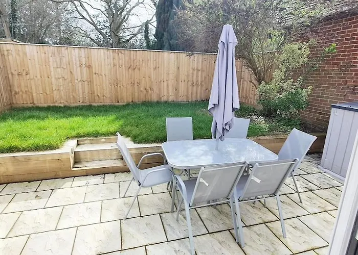 Walnut Flats: Garden Retreat Near Oxford