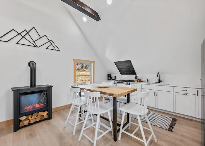 New & Stunning Chalet! Reno'D, Hot-Tub, Barrel Sauna, Slope Views, Fire Pit